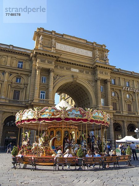 Karussell auf einem Volksfest  Florenz  Italien