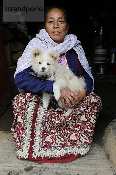 Frau mit Hund  Nepal  Asien  Portrait