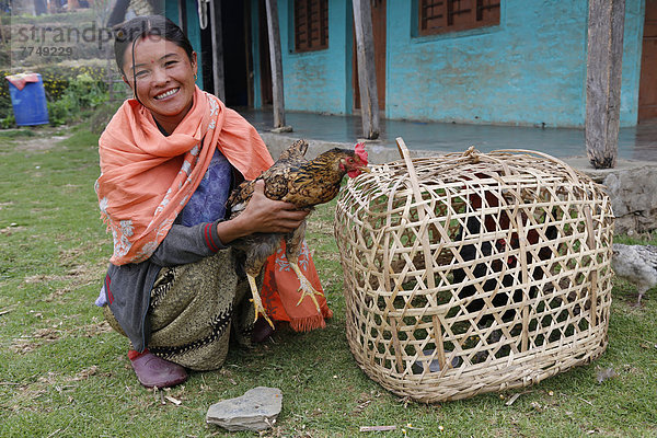 Frau mit Hahn  Nepal  Asien  Portrait