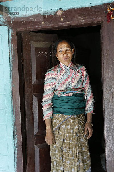 Frau steht an der Tür  Nepal  Asien  Portrait