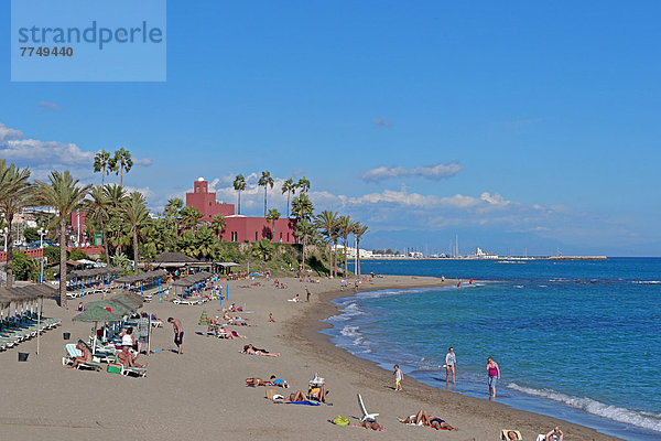 Menschen am Strand  Benalmádena  Andalusien  Spanien