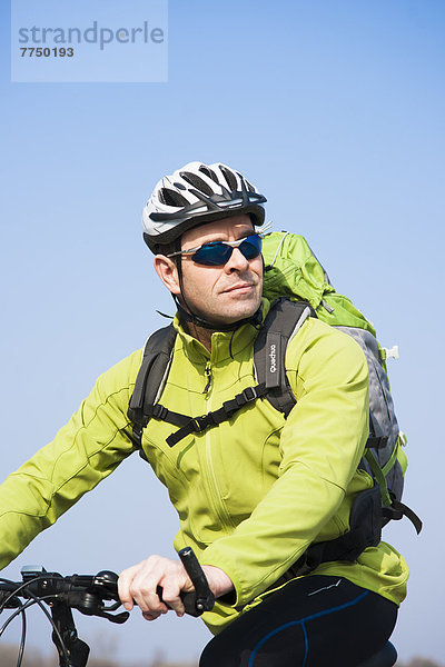 Mann bei einer Fahrradtour