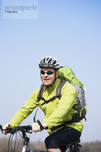 Fröhlicher Mann bei einer Fahrradtour