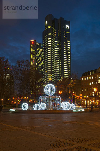 beleuchtet Springbrunnen Brunnen Fontäne Fontänen Gebäude Zwilling - Person Hochhaus frontal Quadrat Quadrate quadratisch quadratisches quadratischer Bank Kreditinstitut Banken Zierbrunnen Brunnen Opernplatz