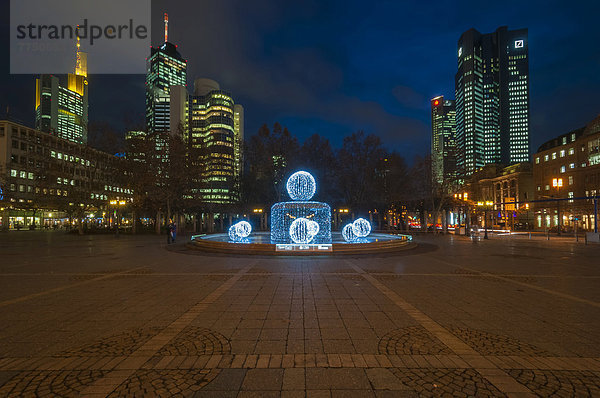 Skyline Skylines beleuchtet Springbrunnen Brunnen Fontäne Fontänen Hochhaus frontal Quadrat Quadrate quadratisch quadratisches quadratischer Zierbrunnen Brunnen Opernplatz