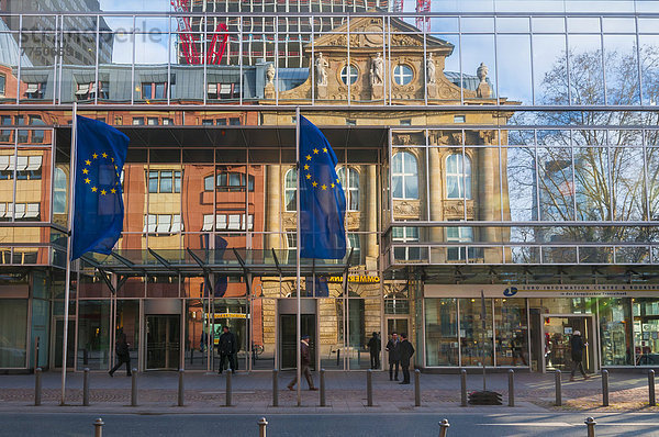 Fassade des EuroTowers mit der Spiegelung der Commerzbankfiliale auf der gegenüberliegenden Straßenseite