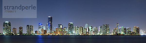 Die Miami-Skyline von Key Biscayne in der Abenddämmerung