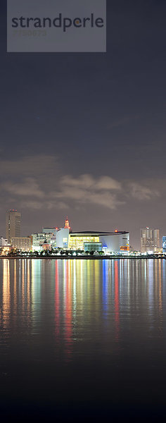 Vertikal-Panorama der American Airlines Arena in Miami  bei Nacht