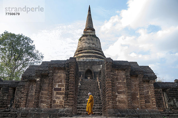 Betender buddhistischer Mönch  Laterit-Chedi  Treppe  alte Mauer  Stufentempel Wat Chang Lom  Geschichtspark Si Satchanalai  Weltkulturerbe der UNESCO