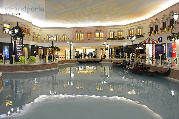 Gondeln und Kanal  Luxus-Einkaufszentrum Villaggio Mall im venezianischen Stil