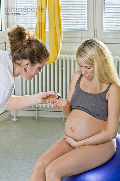 Während der Entbindung bekommt die Schwangere von ihrer Hebamme ein homöopathisches Mittel