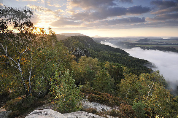 Ausblick von den Schrammsteinen über das Elbtal Richtung Zirkelstein und Kaiserkrone im Herbst zum Sonnenaufgang