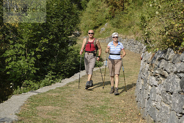 Ehepaar  68 und 59 Jahre  beim Wandern in den Bergen