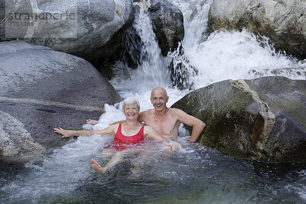 Ehepaar  59 und 68 Jahre  badet in Gebirgsfluss Torrente Codera