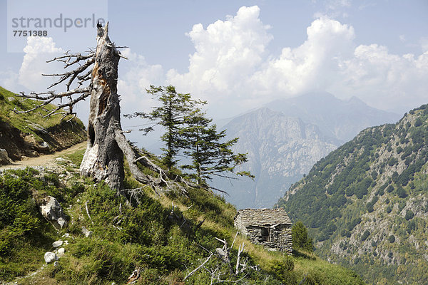 Kleine Steinhütte in den Bergen  Diga di Moledana