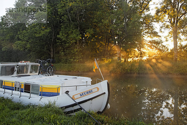 Hausboot auf dem Canal des Vosges  früher Canal de l?Est  bei PK 88  Scheitelhaltung des Kanals  Morgenstimmung mit Morgennebel