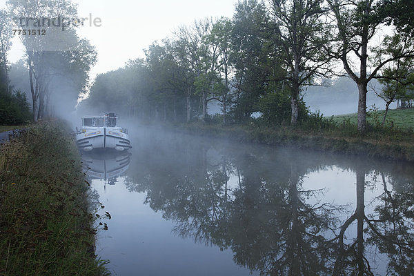 Hausboot auf dem Canal des Vosges  früher Canal de l?Est  Übernachtungsplatz bei PK 100 5  mit Morgennebel