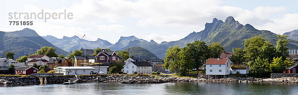 nebeneinander neben Seite an Seite Gebäude Fjord