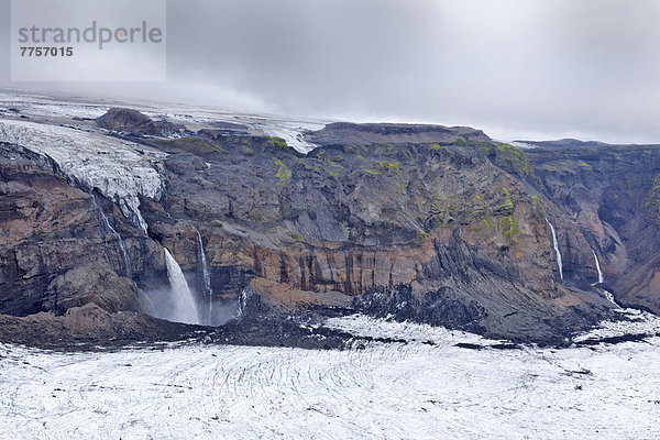 Wasserfälle stürzen in den Canyon unterhalb des Höfðabrekkajökull