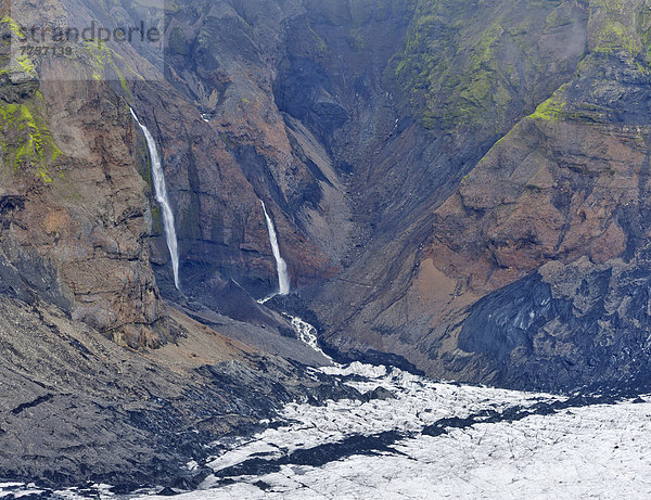 Wasserfälle stürzen in den Canyon unterhalb des Höfðabrekkajökull