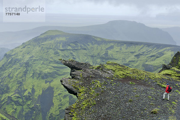 Wanderin auf ausgesetzten Felsen auf der Wanderung von der Þakgil zum Höfðabrekkajökull