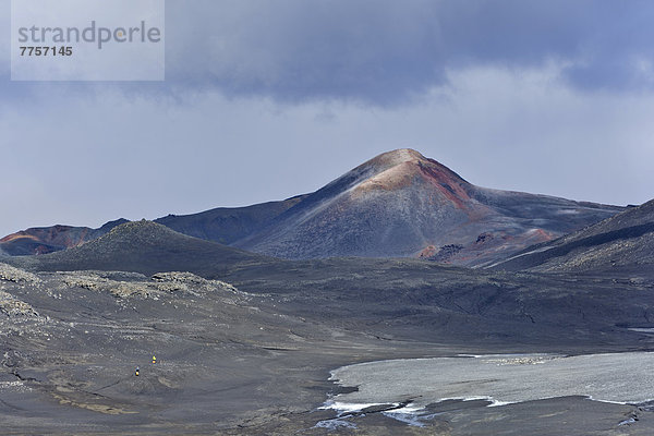 Neuer Krater des Vulkanausbruchs von 2010 am Weitwanderweg von Skógar über den Fimmvörðuhals ins Þórsmörk