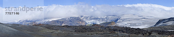 Ausblick über neue Lavafelder des Vulkanausbruchs von 2010 zum Myrdalsjökull am Weitwanderweg von Skógar über den Fimmvörðuhals ins Þórsmörk