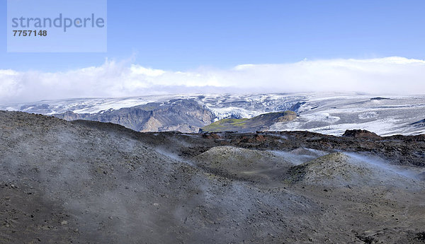 Ausblick über neue Lavafelder des Vulkanausbruchs von 2010 zum Myrdalsjökull am Weitwanderweg von Skógar über den Fimmvörðuhals ins Þórsmörk