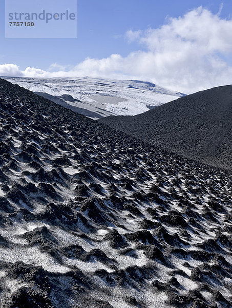 Aschebedecktes Schneefeld mit Eyjafjallajökull am Weitwanderweg von Skógar über den Fimmvörðuhals ins Þórsmörk