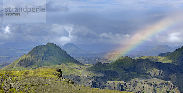 Plateauberg Morinsheiði und Regenbogen auf der Wanderroute von Skógar zum Fimmvörðuhals