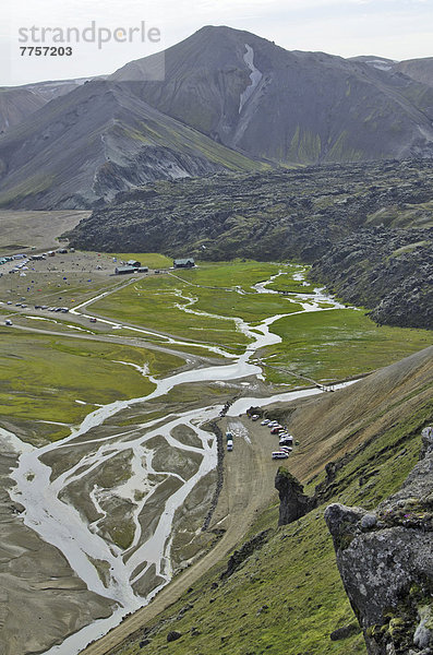 Ausblick auf das Laugahraun mit Hütten und Campingplatz