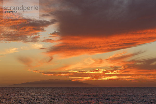 Abendlicher Wolkenhimmel mit Insel El Hierro