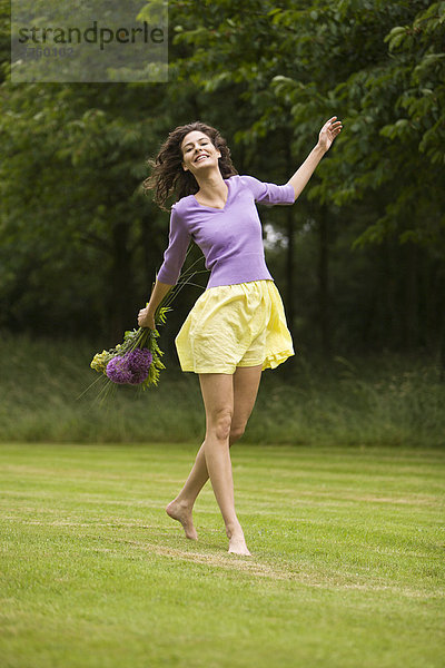 Junge Frau mit einem Blumenstrauß