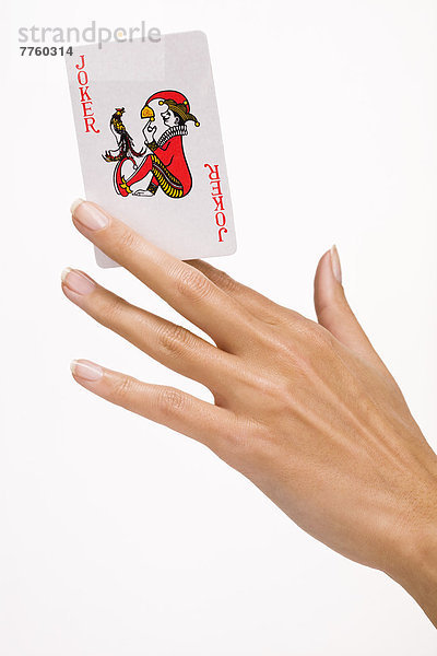 Frauenhand mit Spielkarte (Joker)