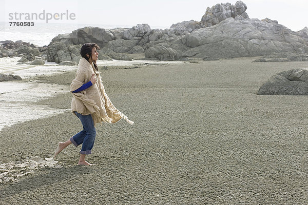 Junge Frau mit Schal am Meer