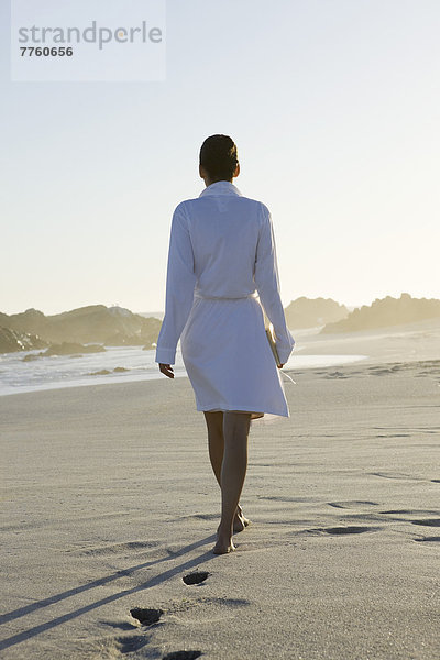 Junge Frau am Strand