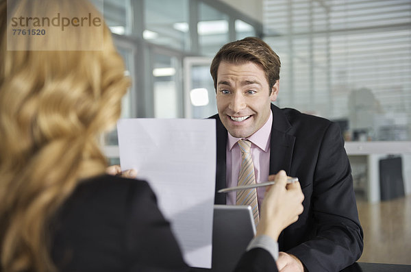 Geschäftsleute sprechen im Büro