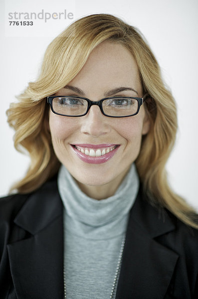 Porträt einer Geschäftsfrau  die vor der Kamera lächelt