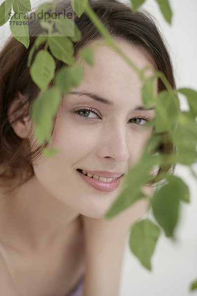 Porträt einer Frau mit Pflanzen