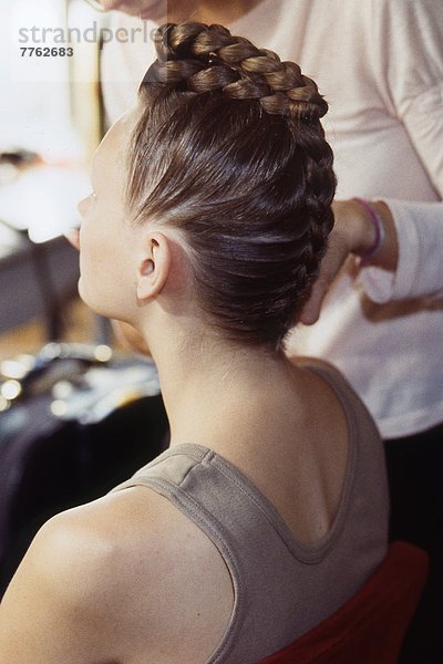 Friseur macht Haarteil für eine Frau  die im Profil sitzt