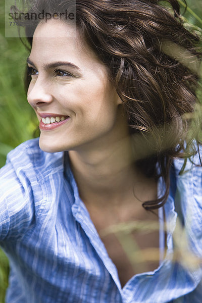 Porträt einer lächelnden jungen Frau  im Freien