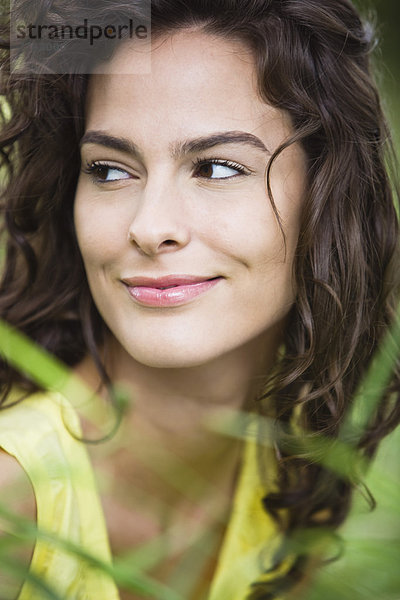Porträt einer jungen lächelnden Frau  im Freien