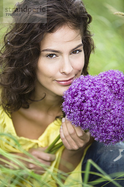 Porträt einer jungen Frau mit Blumenstrauß