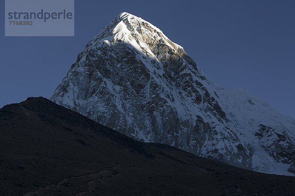 Die Berge Kalar Patthar  vorne  und Pumori  hinten  bei Sonnenaufgang