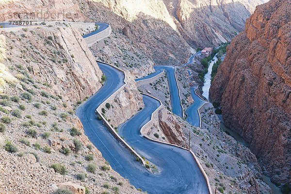 Nordafrika  hoch  oben  Biegung  Biegungen  Kurve  Kurven  gewölbt  Bogen  gebogen  Fernverkehrsstraße  Schlucht  Afrika  Marokko  steil