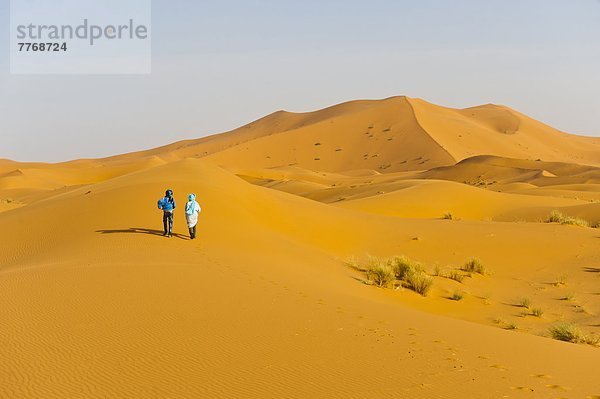 Nordafrika  Mann  gehen  Wüste  Sand  2  Düne  Afrika  Berber  Marokko