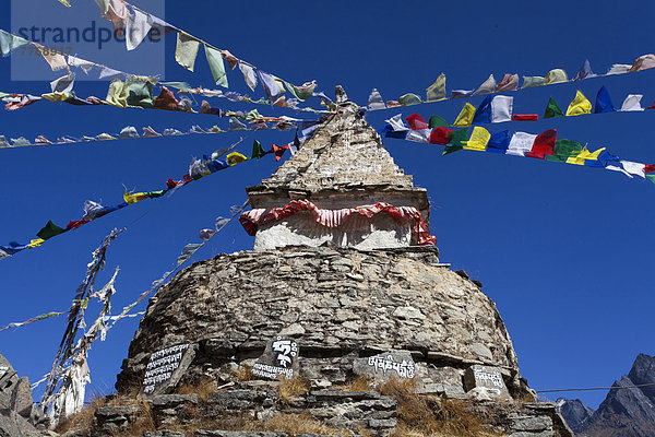 Buddhistischer Stupa mit Gebetsfahnen  Sagarmatha-Nationalpark