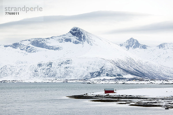 Winterliche Fjordlandschaft mit einsamem Bootshaus