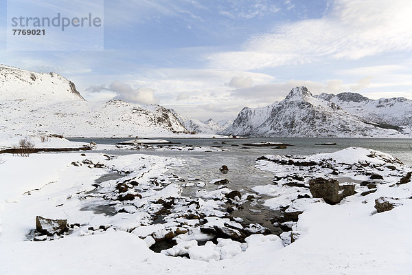 Bucht in winterlicher Fjordlandschaft