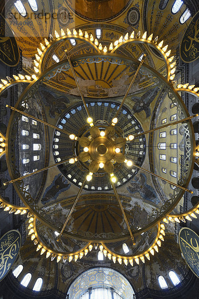 Deckenkuppel und Kronleuchter der Hagia Sophia  Ayasofya  UNESCO-Weltkulturerbe